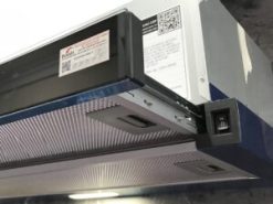 1. Máy hút mùi Bauer BC-7002B được thiết kế với vỏ inox toàn phần chống gỉ