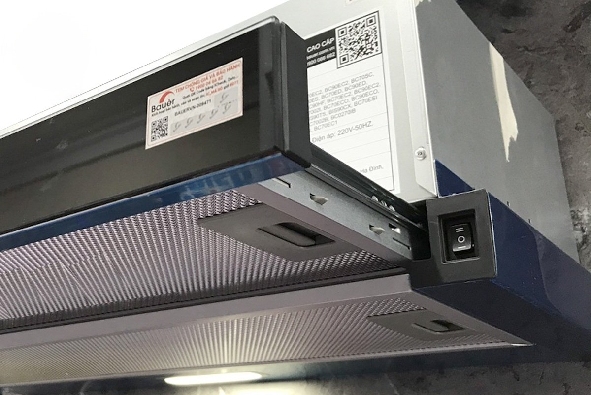 1. Máy hút mùi Bauer BC-7002B được thiết kế với vỏ inox toàn phần chống gỉ