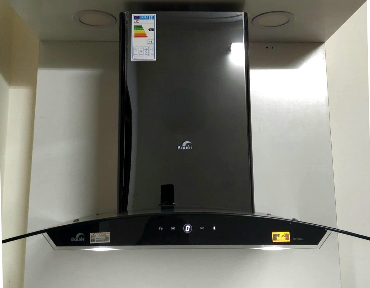 2. Máy hút mùi Bauer BC70SBL làm bằng chất liệu inox và kính cường lực cao cấp