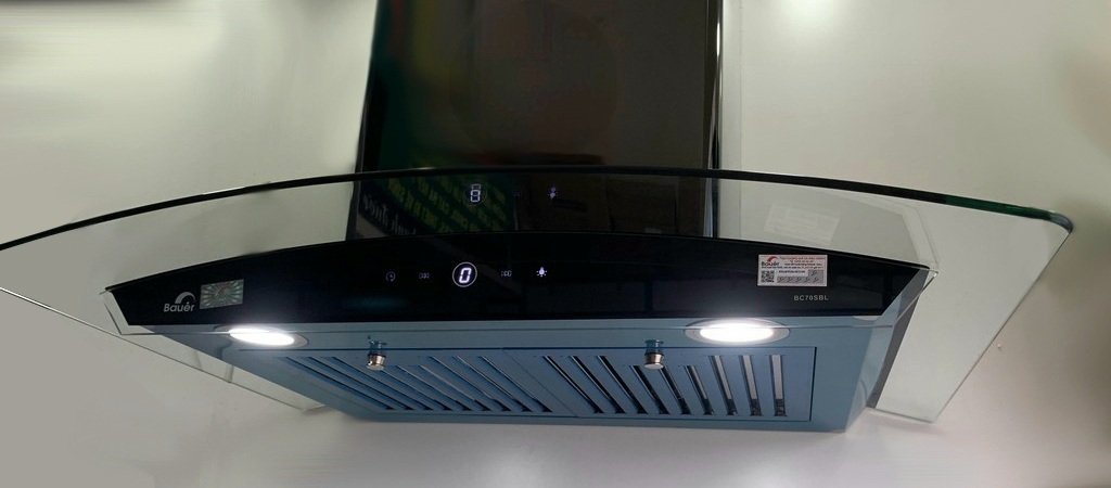 4. Máy hút mùi kính cong Bauer BC-70SBL có công suất hút khỏe, động cơ turbin đôi