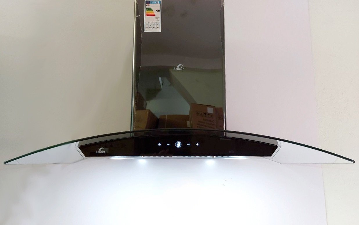 5. Máy hút mùi Bauer BC90SBL với hệ thống đèn chiếu sáng của máy gồm 2 đèn led và tấm lọc nhiều lớp