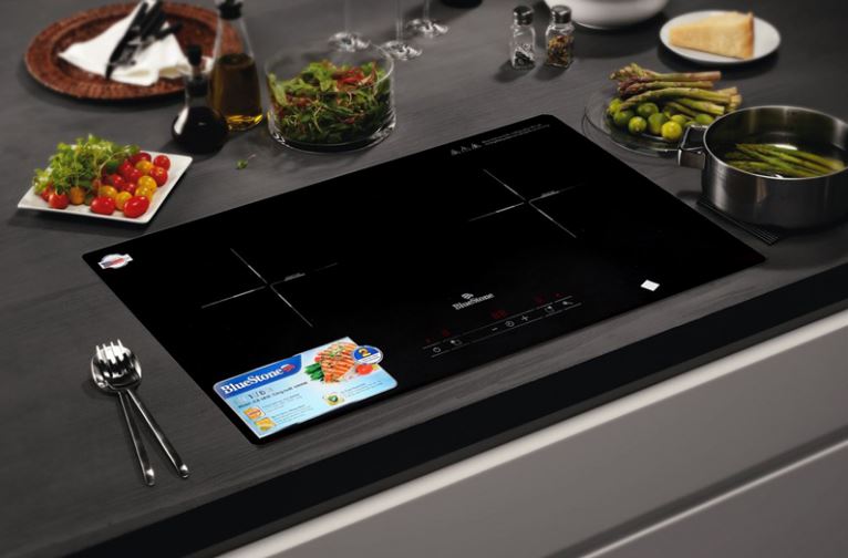 1. Bếp từ Bluestone ICB-6818lắp đặt âm sang trọng, gia tăng nét đẹp cho không gian đun nấu