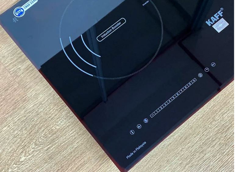 4. Bếp từ Kaff sử dụng bảng điều khiển cảm ứng hiện đại thông minh