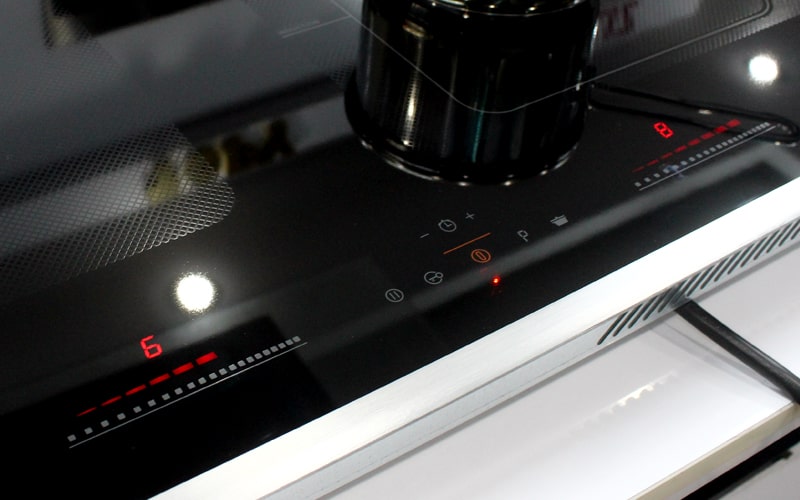 4. Bếp từ âm Munchen GM8925 sử dụng bàn phím cám ứng slide riêng biệt cho cả 2 vùng nấu trên bếp