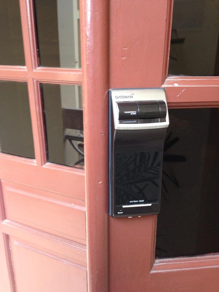 Khoá cửa vân tay Gateman F10 lắp đặt trên nhiều loại cửa