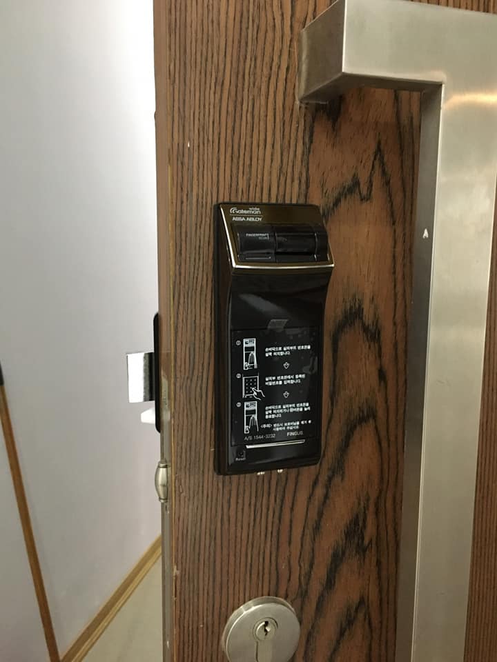 Khoá cửa vân tay Gateman F10 lắp đặt trên nhiều loại cửa