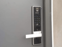 6. Hình ảnh lắp đặt thực tế khóa cửa vân tay Hione H-5490SK 
