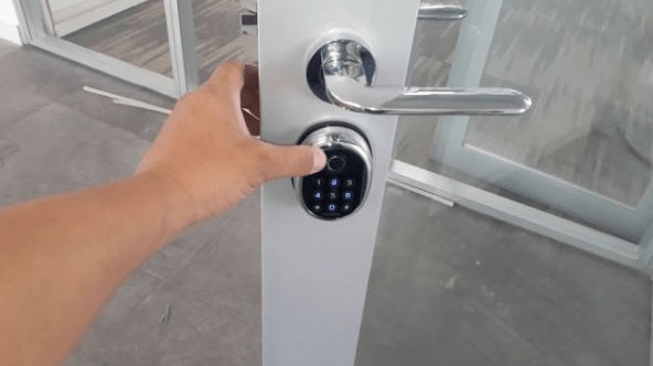 4. Khoá thông minh Kaadas M9 lắp đặt cho nhiều kết cấu cửa