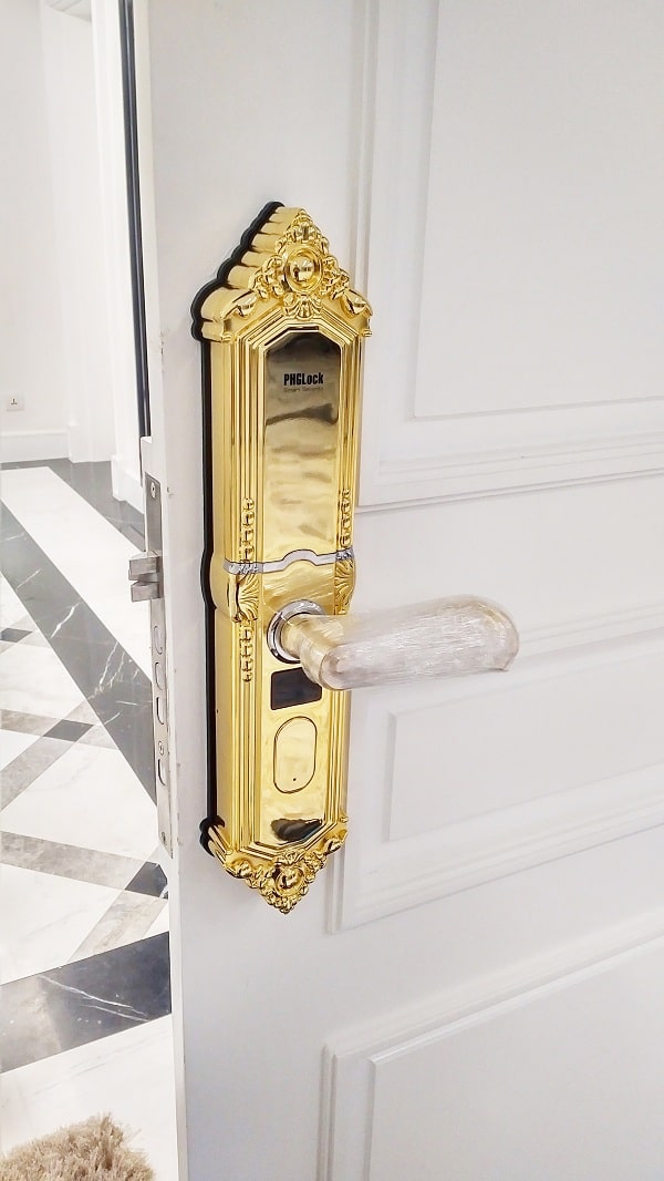 4. Khoá thông minh PHGLock-FP3251W phù hợp lắp đặt trên nhiều chất liệu cửa