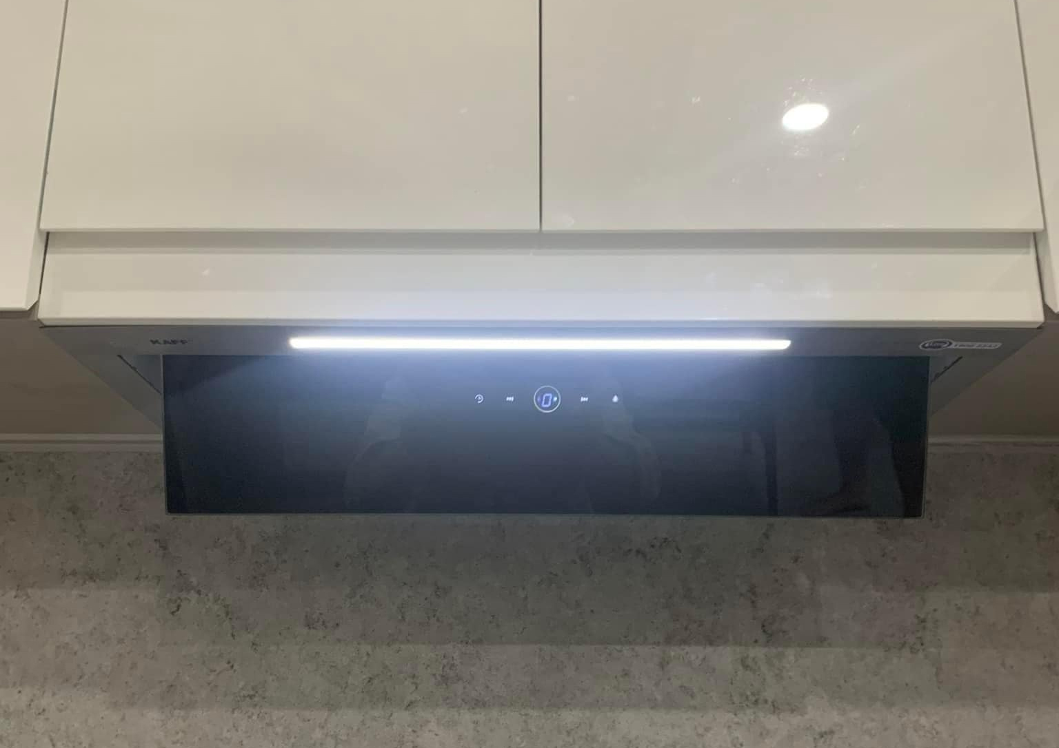 4. Bảng điều khiển cảm ứng cùng hệ thống đèn chiếu sáng tiện lợi