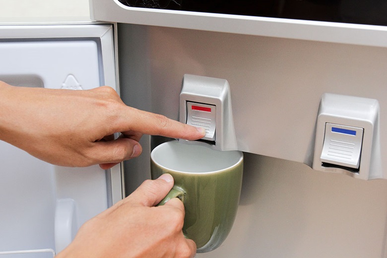 Nhấn vào nút có vạch màu đỏ để lấy nước nóng Nhấn vào nút có vạch màu đỏ để lấy nước nóng