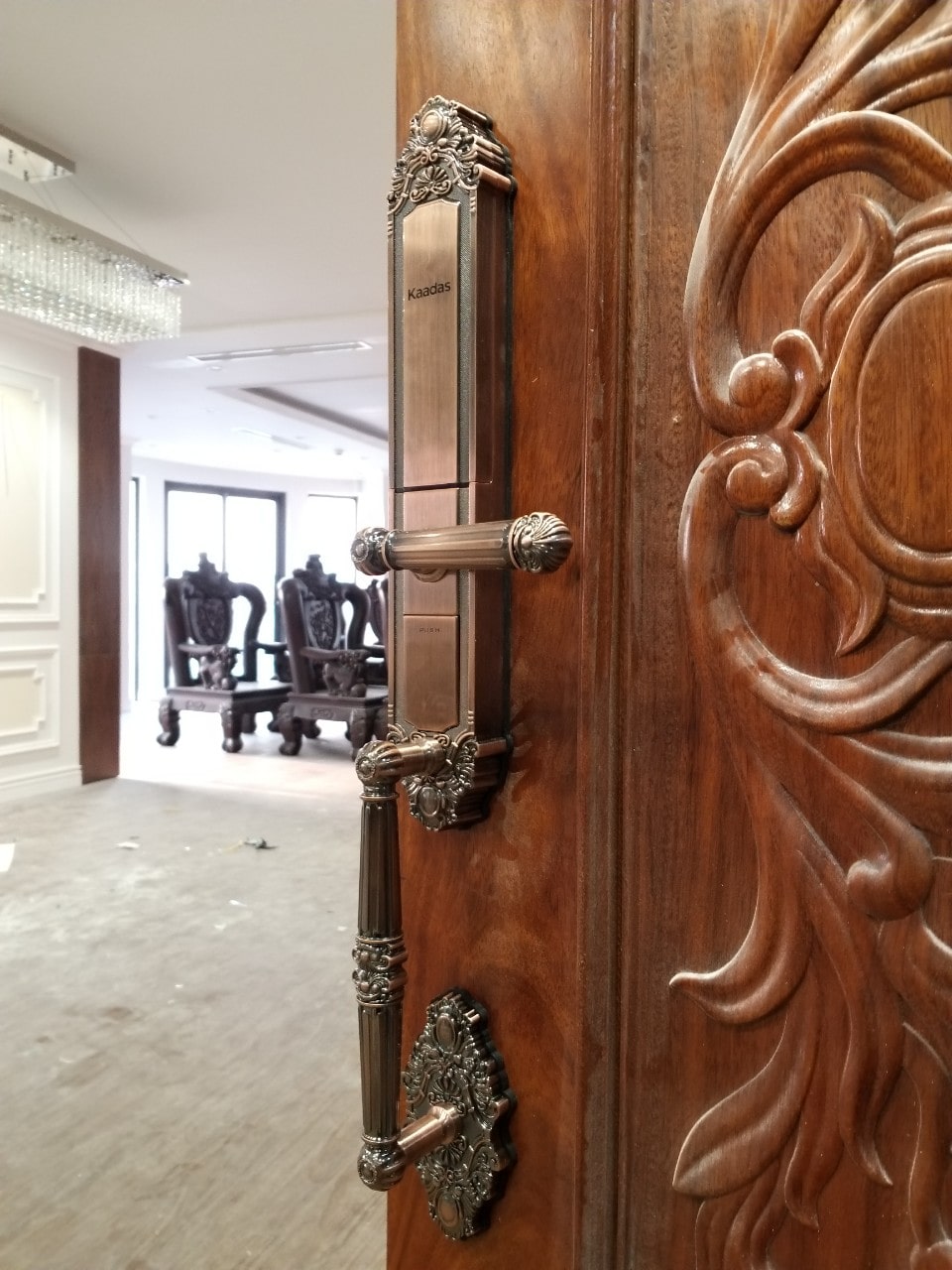 3. Lắp đặt trên nhiều chất liệu cửa