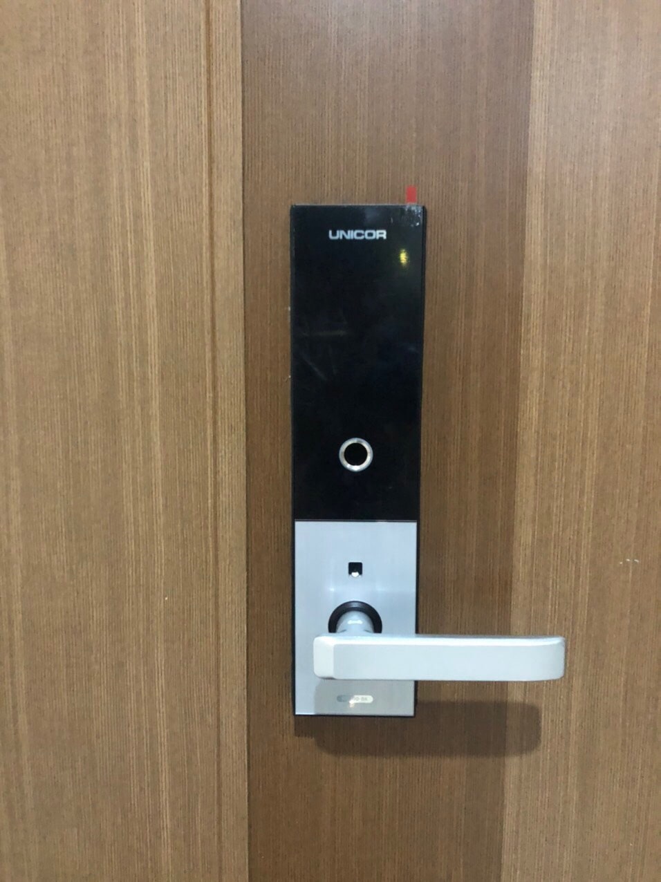 8. Hình ảnh lắp dặt thực tế khóa thông minh Unicor M6700BK