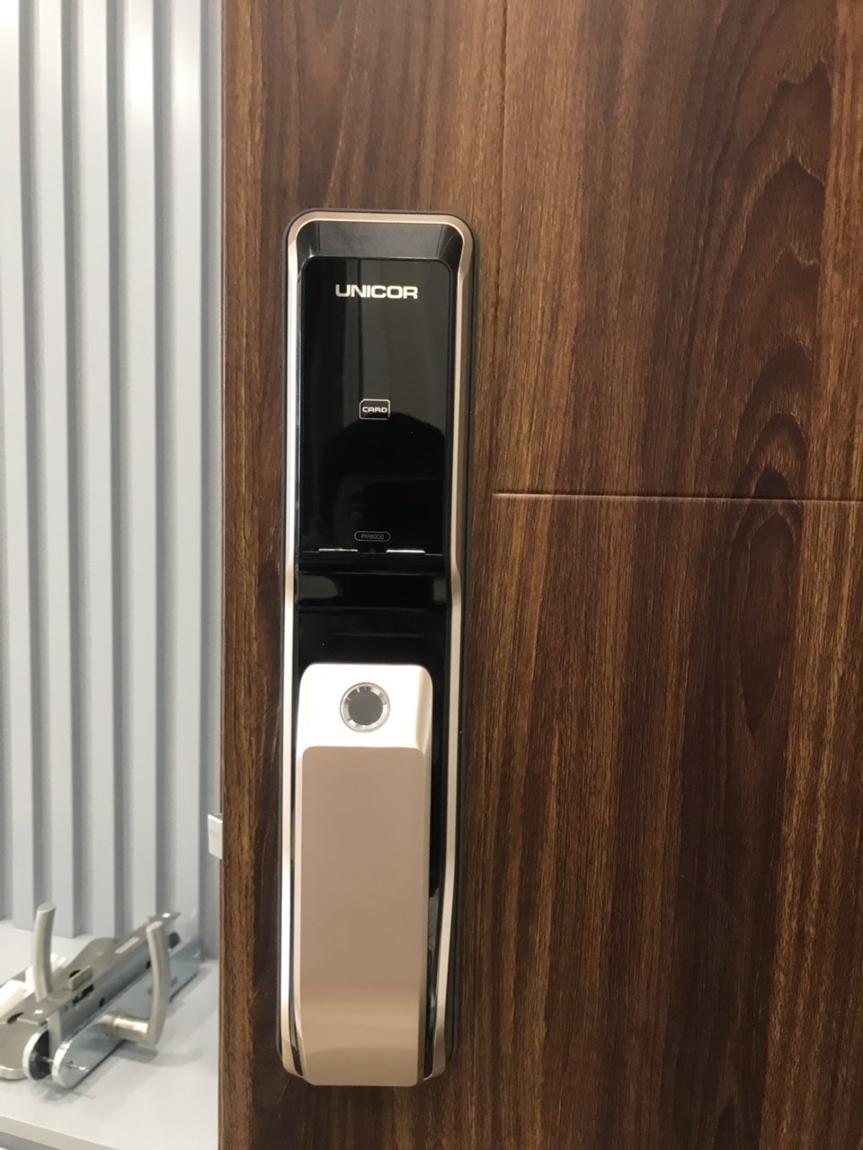 8. Hình ảnh lắp đặt khóa cửa vân tay Unicor UN-PM8000BSK