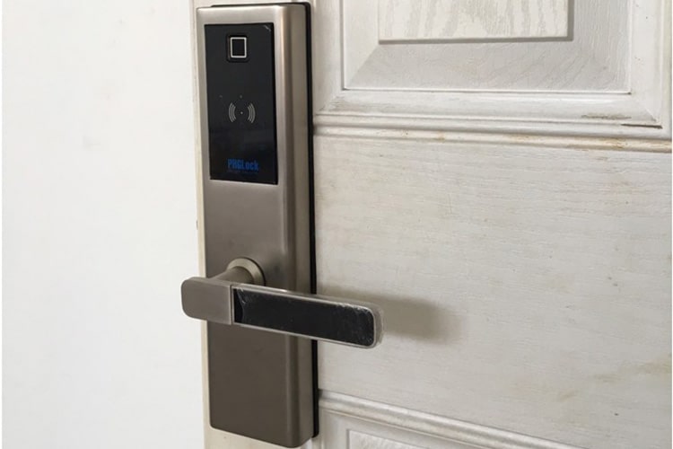 3. Khoá cửa vân tay PHGLock FP8192 lắp đặt trên nhiều kiến trúc, chất liệu cửa