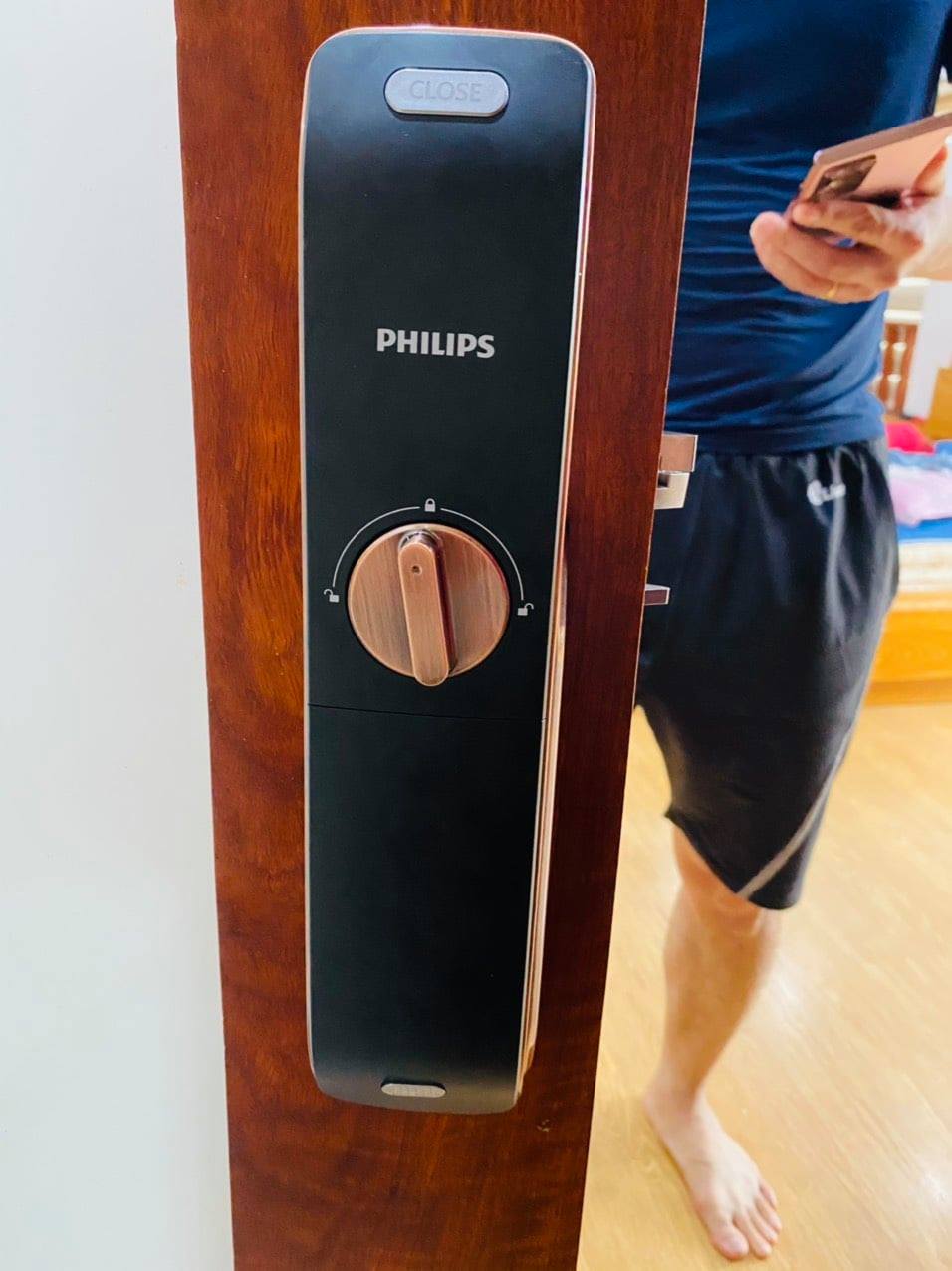7. Khoá vân tay Philips-6100 phù hợp lắp đặt trên cửa gỗ cho căn hộ, khách sạn 