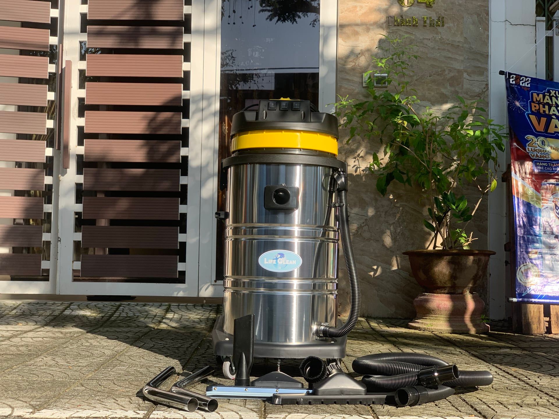 Máy hút bụi công nghiệp LifeClean LC803 2 Máy hút bụi công nghiệp LifeClean LC803 có thiết kế gọn gàng, đẹp mắt