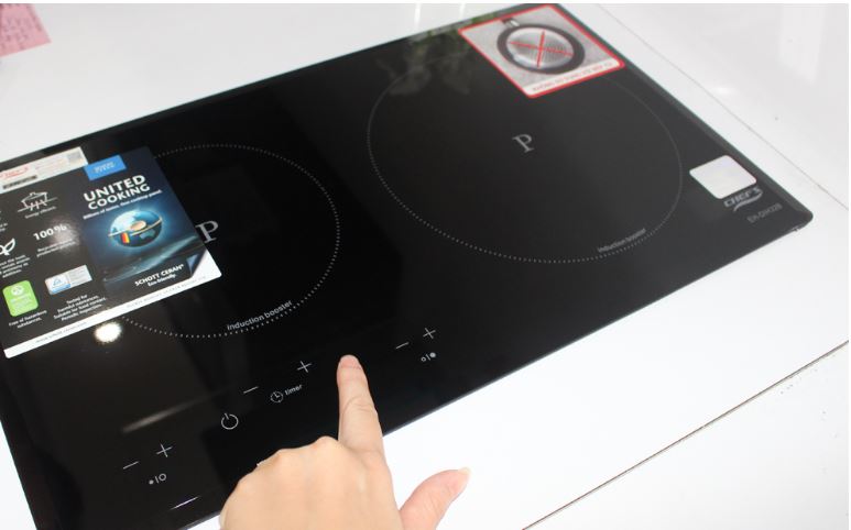 2. Bếp từ Chefs EH DIH32B trang bị hệ thống điều khiển cảm ứng slide nhanh nhạy