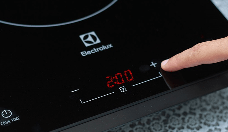 Bếp từ Electrolux ETD29KC 6 2. Bảng điều khiển cảm ứng, màn hình LED hiện đại thông minh