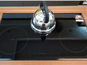 Bếp từ Eurosun EU-T881G gồm 3 vùng nấu với chức năng chia sẻ công suất 5500W