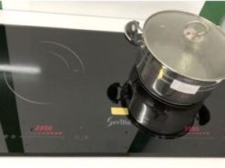 3. Điều khiển dễ dàng bằng một ngón tay, mọi chương trình nấu đều được hiển thị qua đèn Led sắc nét