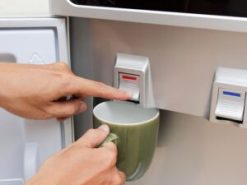 Nhấn vào nút có vạch màu đỏ để lấy nước nóng