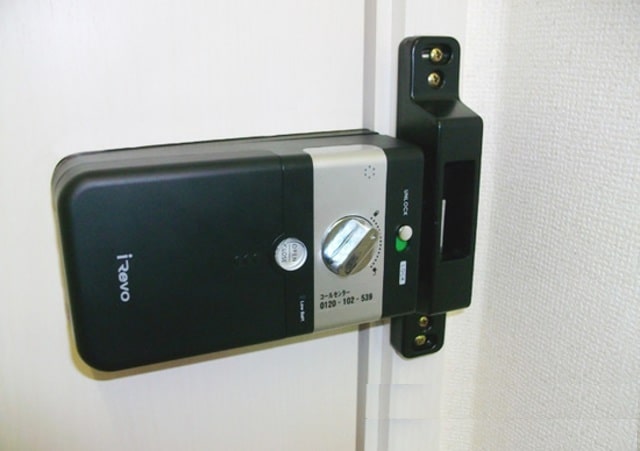 3. Khoá điện tử Gateman V10 phù hợp lắp đặt trên nhiều loại cửa
