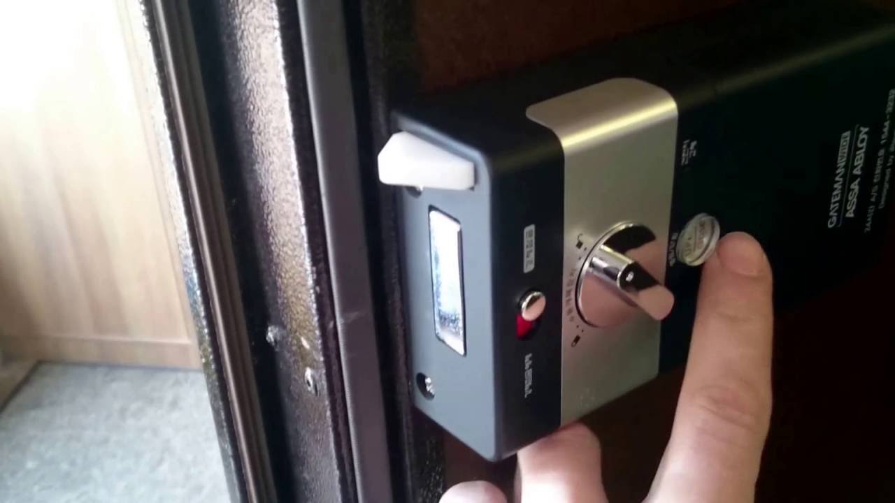 2. Khoá thẻ từ Gateman V20 lắp đặt trên nhiều chất liệu cửa