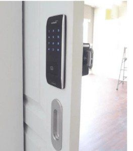 2. Khoá thẻ từ Gateman V20 lắp đặt trên nhiều chất liệu cửa