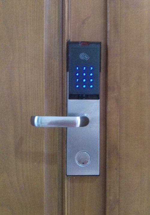 4. Khóa cửa điện tử ADEL US13 lắp đặt được trên nhiều chất liệu cửa