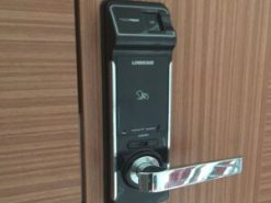 4. Tính năng tự động khóa cửa tiện lợi trên khoá điện tử LH5000F-SNK