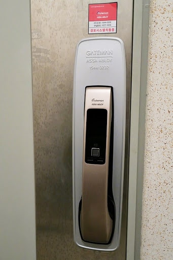 3. Khoá cửa vân tay Gateman X300 lắp đặt cho nhiều loại cửa