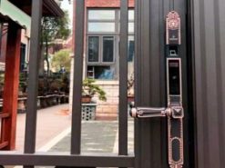 3. Lắp đặt khoá cửa thích hợp trên nhiều chất liệu cửa