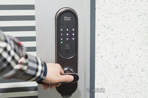 3. Chức năng khóa cửa tự động tiện ích