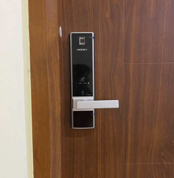 Khóa cửa vân tay Hione H-5490SK 7 6. Hình ảnh lắp đặt thực tế khóa cửa vân tay Hione H-5490SK