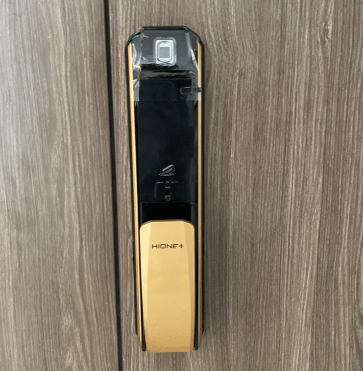 Khóa cửa vân tay Hione H-7090 7 5. Hình ảnh lắp đặt thực tế khóa cửa vân tay Hione H-7090