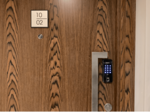 7. Hình ảnh lắp đặt thực tế khóa vân tay Hione M-1190