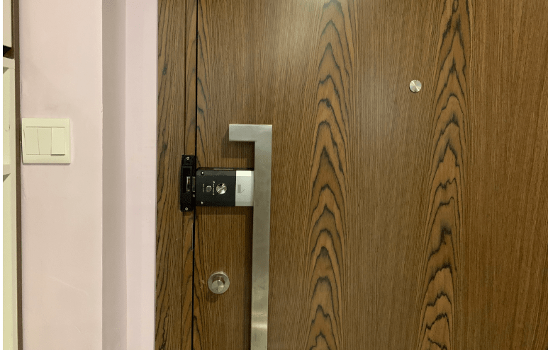 Khóa cửa vân tay không tay cầm Hione M-1190 8 7. Hình ảnh lắp đặt thực tế khóa vân tay Hione M-1190