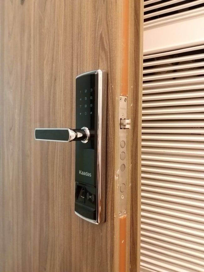 3. Phù hợp lắp đặt khoá trên nhiều chất liêu cửa