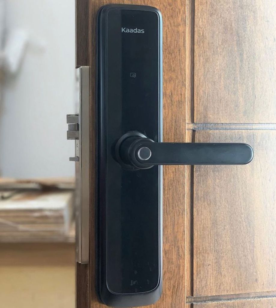 Khoá cửa vân tay Kaadas L7 - Mã số, thẻ từ 4 3. Lắp đặt được trên nhiều loại cửa
