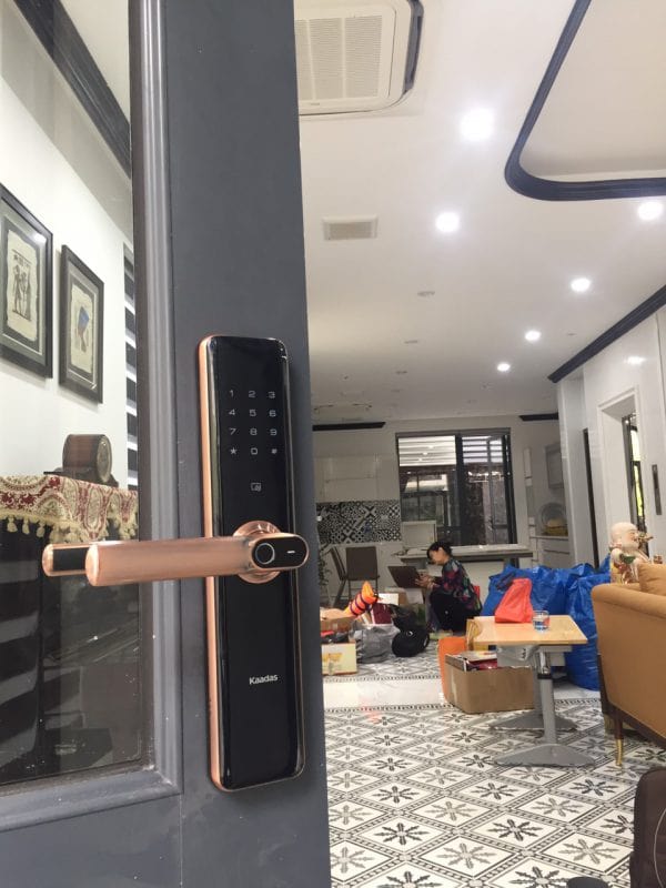 3. Khoá vân tay Kaadas S8 lắp đặt cho nhiều loại cửa