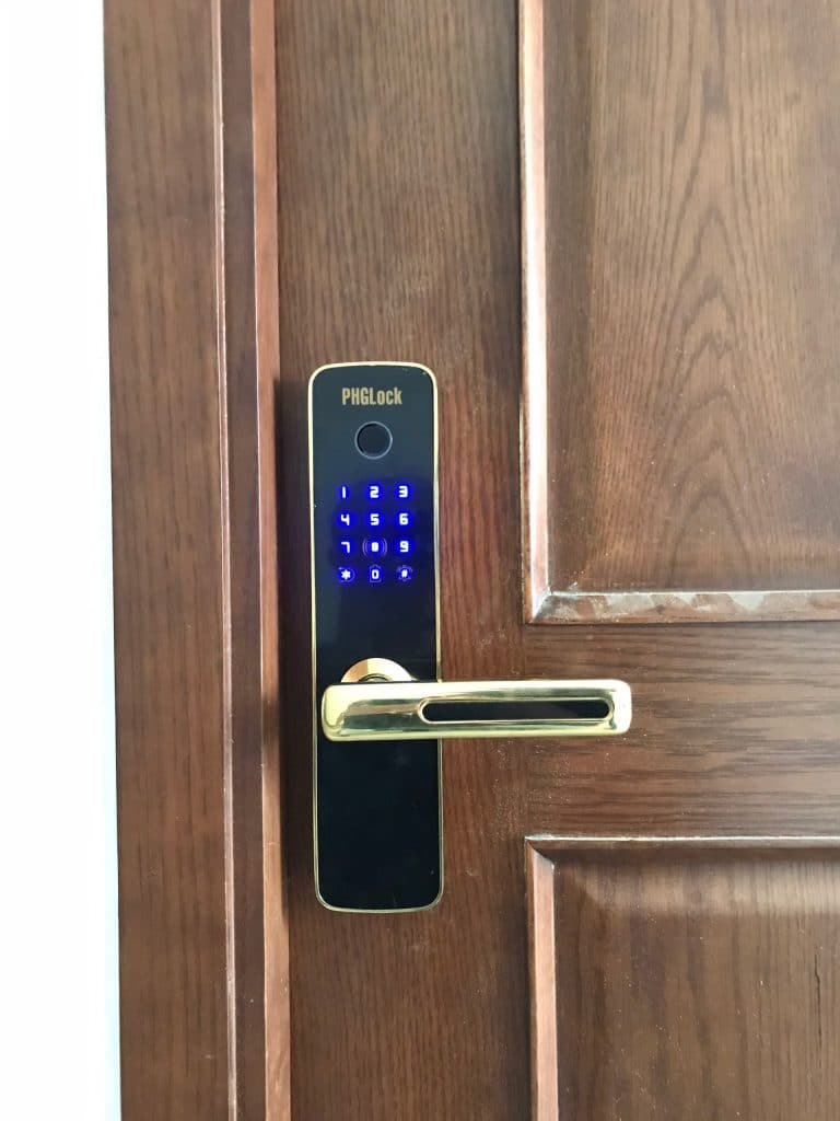 3. Khoá cửa vân tay - Khoá mã số PHGLock FP-7153W phù hợp lắp trên nhiều chất liệu cửa