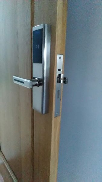 1. Khoá cửa điện tử PHGLock FP8161 lắp đặt trên nhiều chất liệu cửa