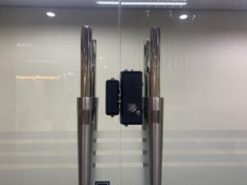 7. Hình ảnh lắp đặt thực tế khóa thẻ từ cửa kính Hione HG-1300C