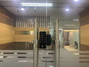 8. Hình ảnh thực tế lắp đặt khóa Hione HG-1390C cho cửa kính