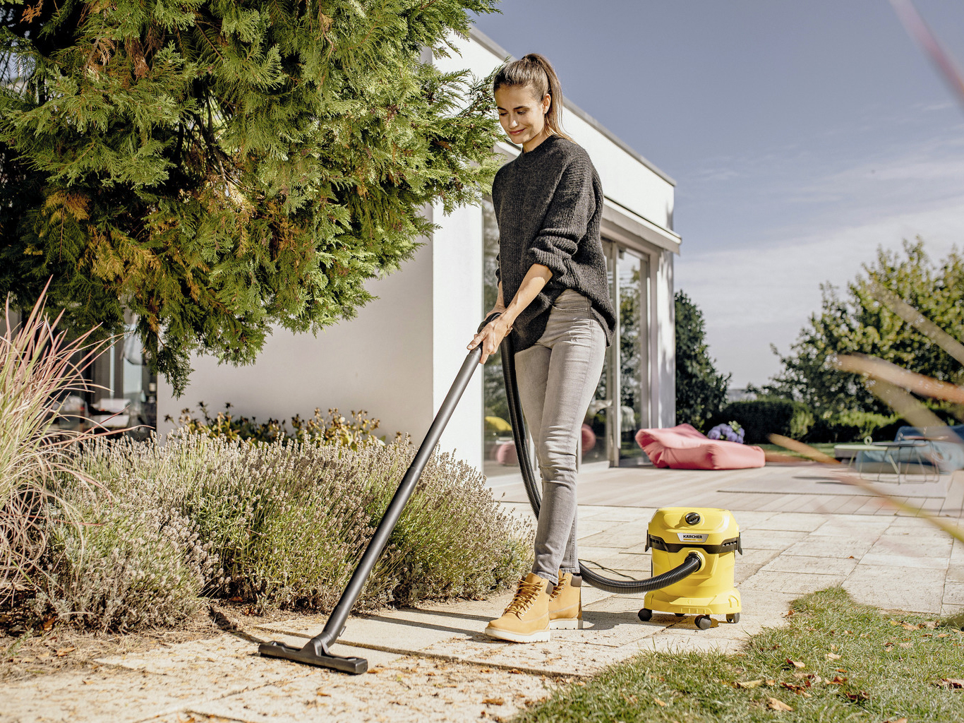 Máy hút bụi công nghiệp Karcher WD2 Plus V sở hữu thiết kế nhỏ gọn, bắt mắt