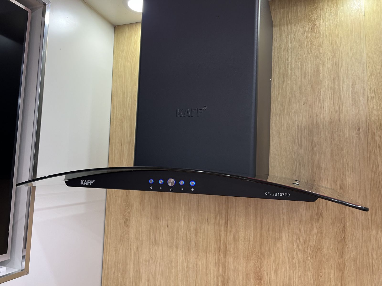 6. Máy hút mùi Kaff KF-GB107PB giúp căn bếp nhà bạn luôn khô thoáng
