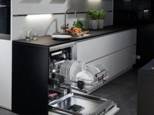 Rửa sạch 14 bộ chén đĩa tương đương 3-4 bữa ăn gia đình Việt 4-5 người