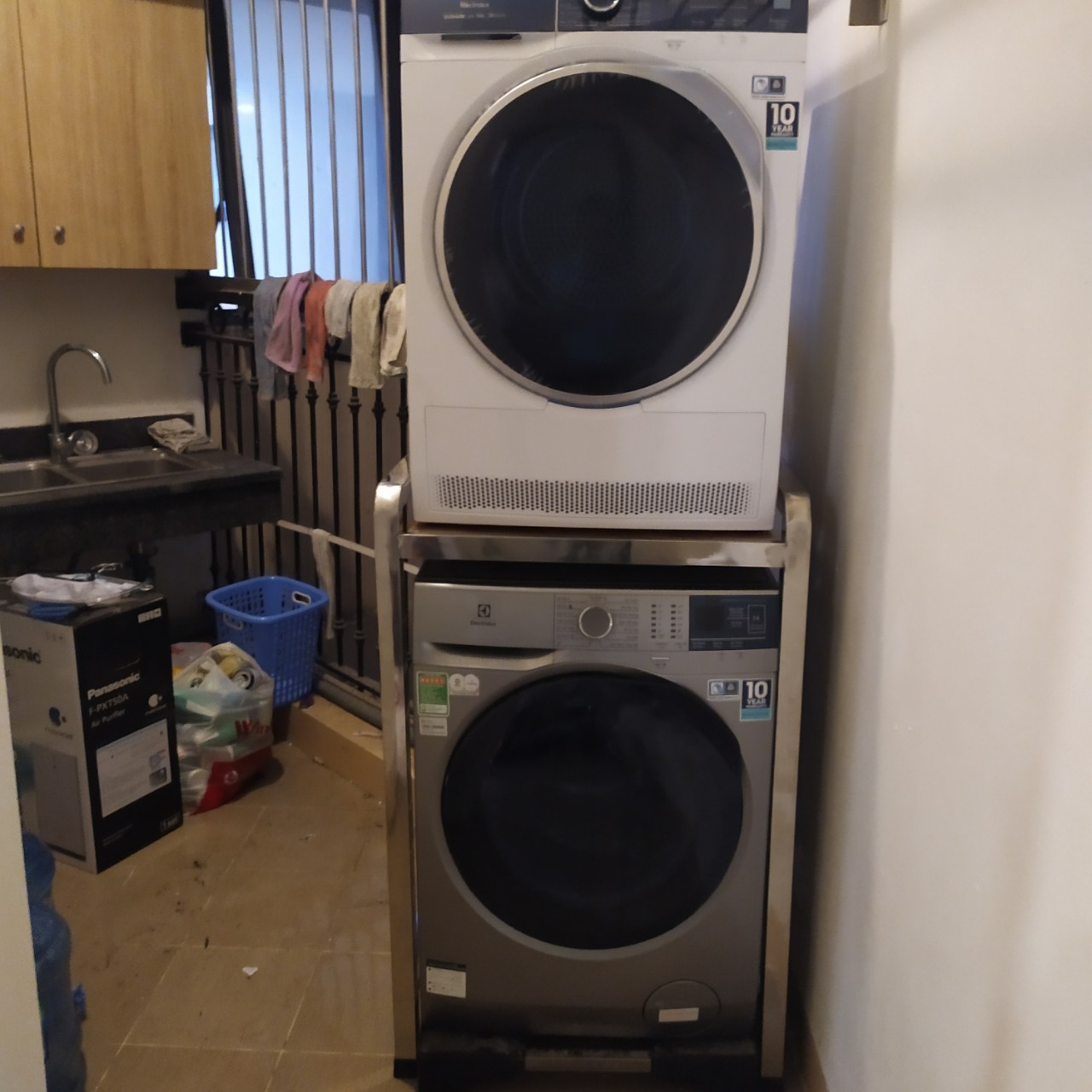 Máy sấy bơm nhiệt Electrolux 9 kg EDH903R9WB
