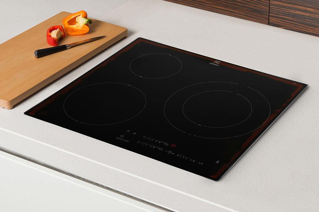 4. Thân bếp từ Electrolux LIT60342 sử dụng chất liệu cao cấp
